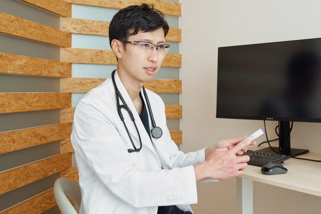 クリニックで医師に相談する様子 