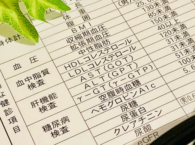 診察室で検査結果を説明している様子